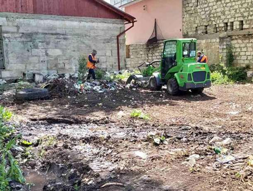 Одной стихийной свалкой в Кишиневе стало меньше