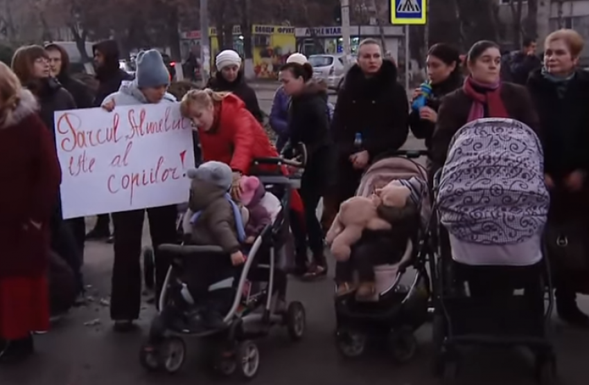 Кишиневцы провели акцию протеста против строительства АЗС в парке «Алунел»