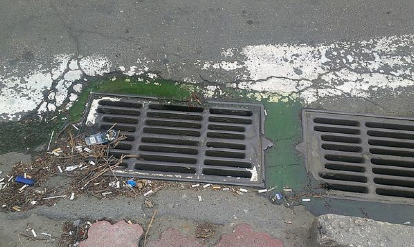 В центре Кишинева по тротуару текла зеленая вода