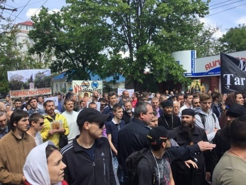 Участников гей-марша в центре Кишинева встретили криками «Стыдно!» и осыпали лепестками роз