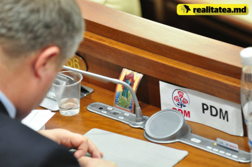 Депутат Демпартии принес на заседание парламента икону 