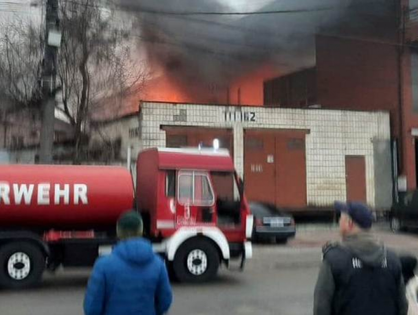 Пожар у завода «Топаз» в Кишиневе