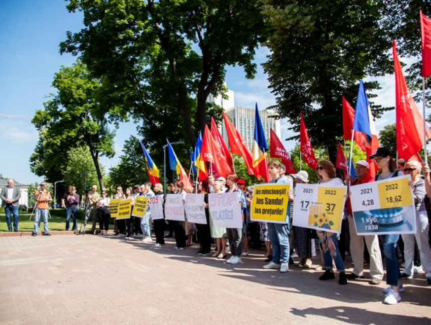 Долой лжецов! ПСРМ провела акцию протеста у здания молдавского парламента