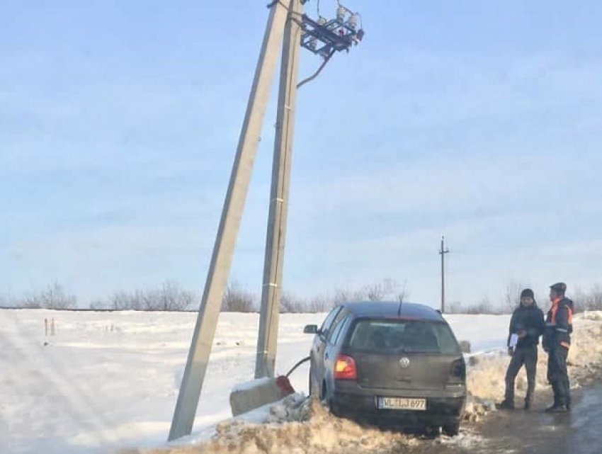 Автомобиль под Унгенами врезался в «аномальную» электроопору