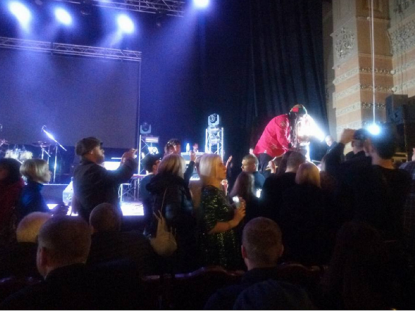 Скандал в Одессе: группа Enigma спела одну песню и отменила концерт, матерно обругав организаторов