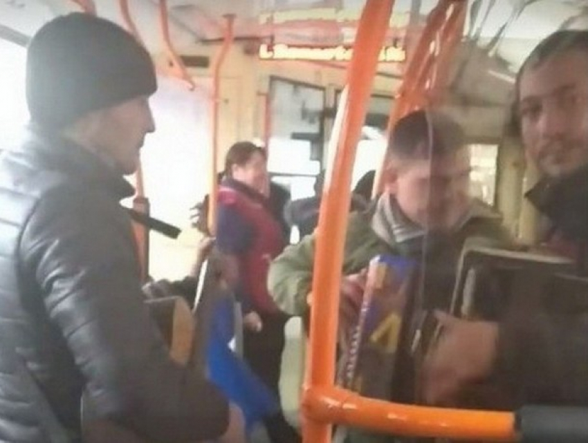 Замечательный концерт устроили молодые парни для пассажиров троллейбуса в Кишиневе