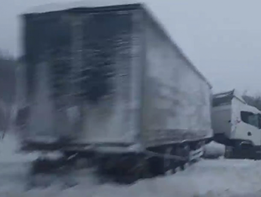 Дорожный армагеддон с сугробами и караваном большегрузов попал на видео в Унгенах 