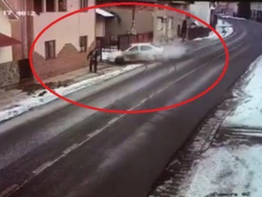 Жуткое видео: пешеход погиб под колесами вылетевшего с трассы автомобиля