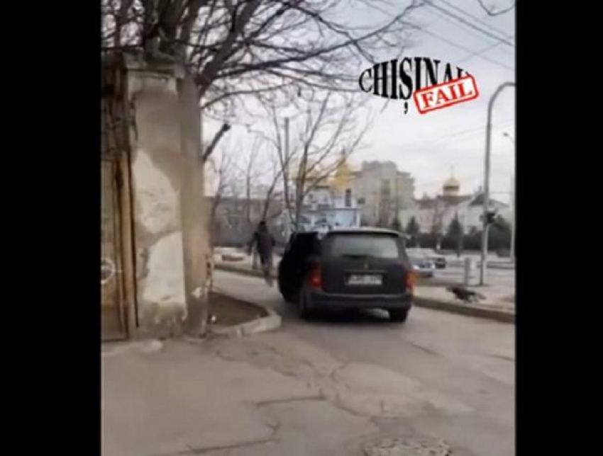 В Кишиневе молодые парни на машине намеренно пытались задавить бомжа