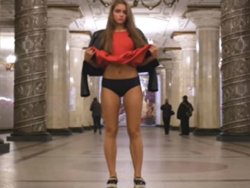 Порно видео: под юбкой в метро засветились