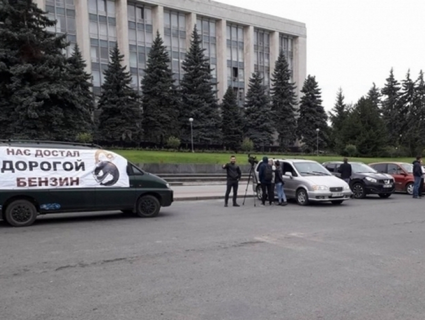 Наблюдение со стороны за участниками акции протеста против дорогого бензина устроили полицейские в Кишиневе