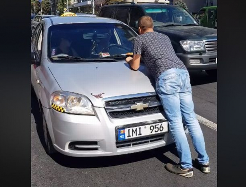 В Кишиневе таксист провоцировал столкновение и пытался брать людей на капот