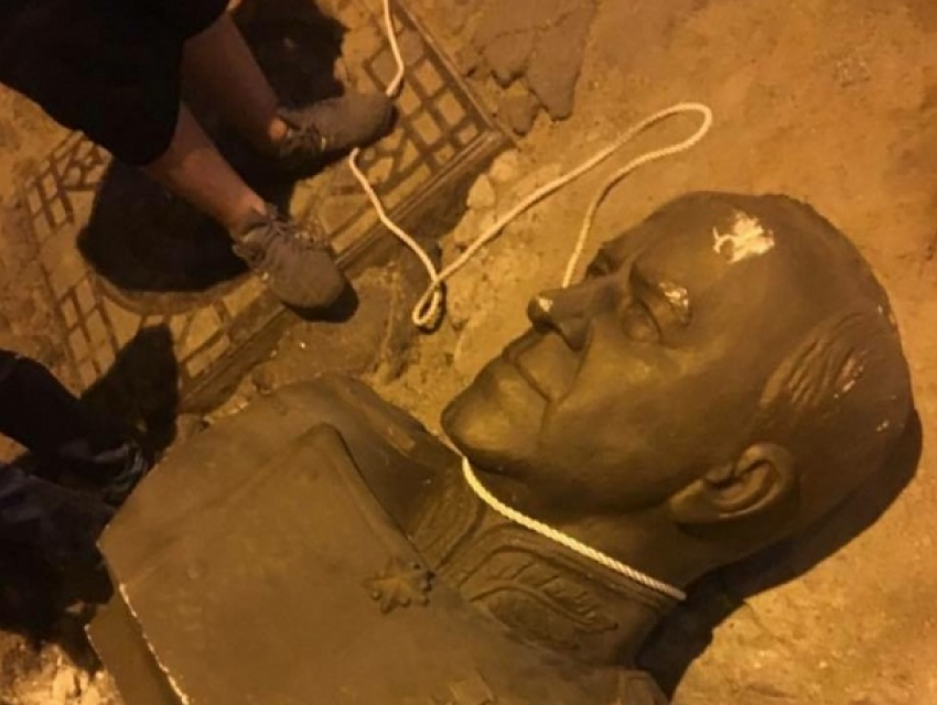 Полиция охраняла громивших памятник Жукову националистов в Одессе