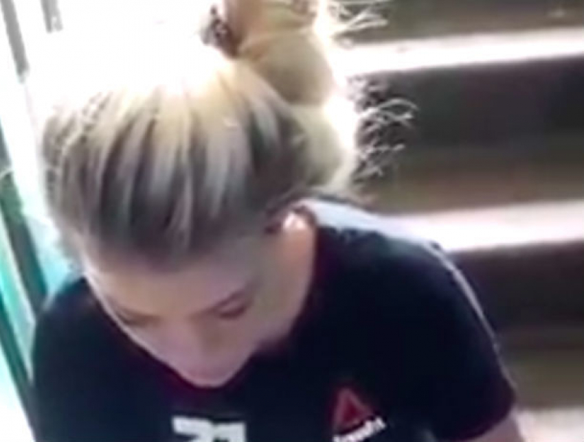 Юная невменяемая блондинка в столичном подъезде шокировала мужчину и попала на видео