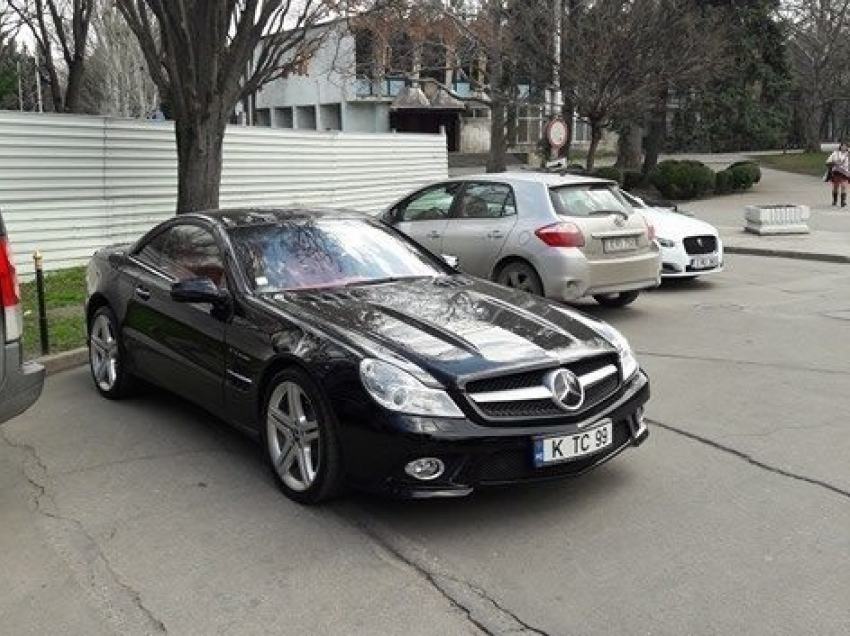 Демократ Константин Цуцу приехал в парламент на втором новеньком Mercedes