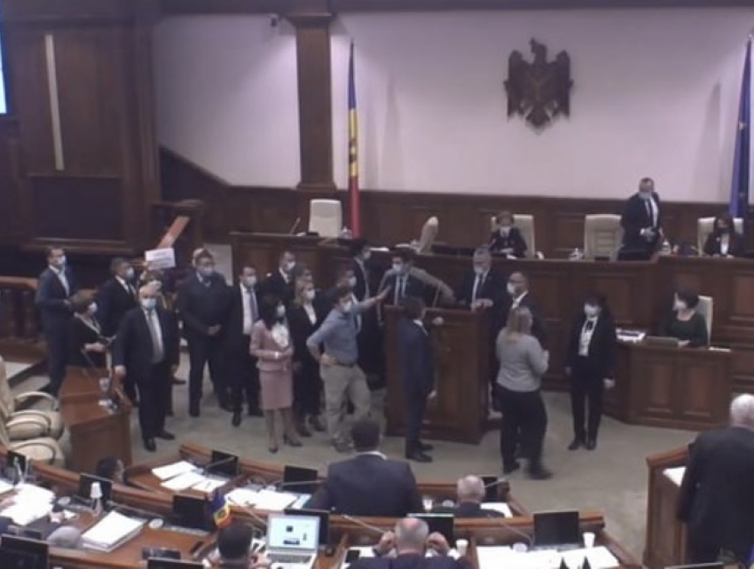 Депутаты ACUM устроили в парламенте цирковое представление