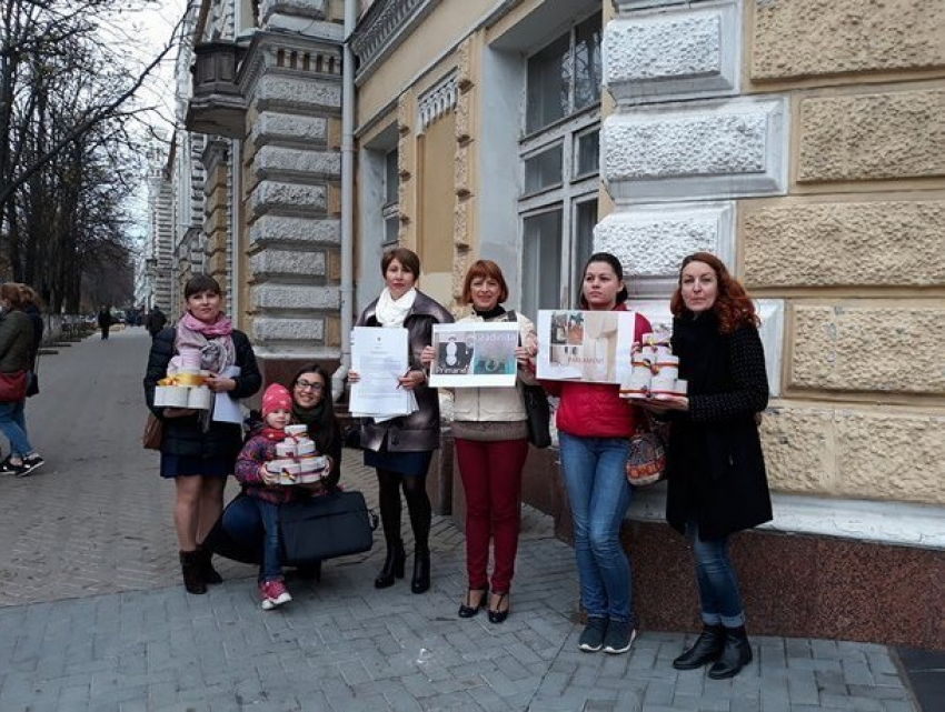 На средства гигиены для парламентариев потрачено в 18 раз больше, чем на детей в дошкольных учреждениях