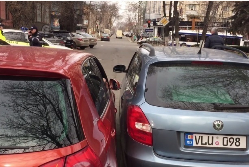 Две «притёршиеся» машины заблокировали улицу в центре Кишинева