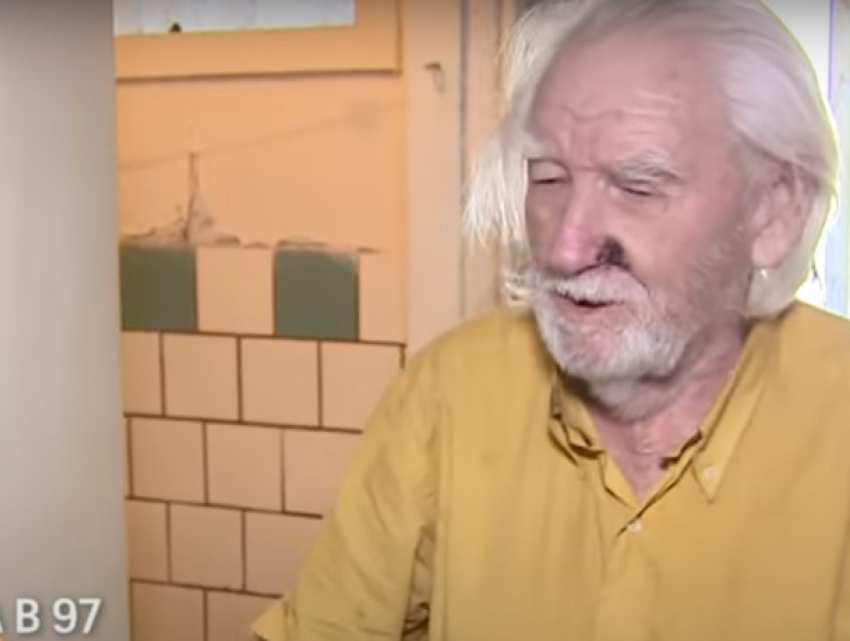 97-летний дед снял проститутку, но его сексу помешала сноха. Он избил родственницу палкой
