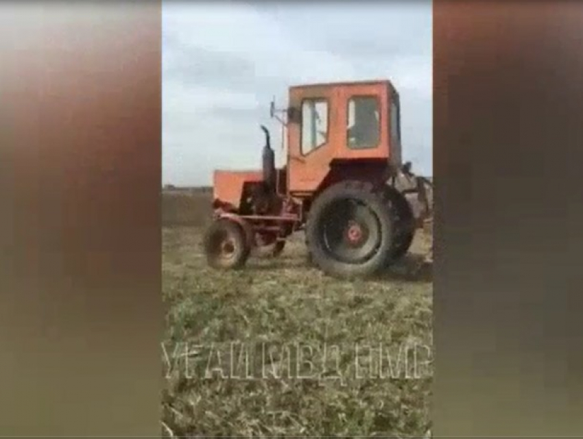 Видео: пьяный тракторист удирал на своем железном коне от приднестровских милиционеров