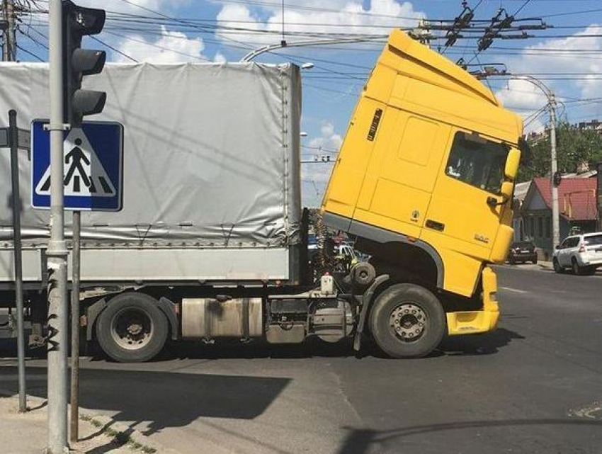 Сломавшийся многотонный грузовик надолго затруднил движение в центре Кишинева