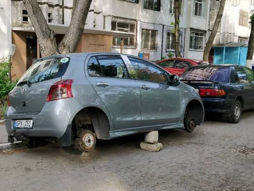 Издевательство над припаркованным автомобилем совершили «подъездные» преступники в Кишиневе