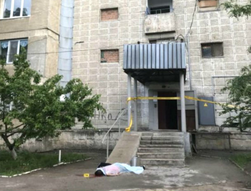 Смертельный прыжок совершил молодой отец с балкона в столице на глазах родственников после торжества 