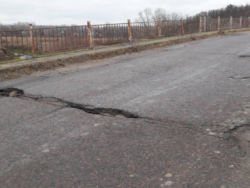 В Варнице мост может рухнуть из-за грузовиков