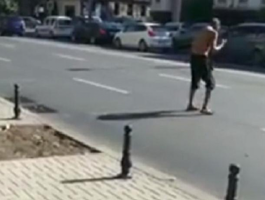 В Кишиневе мужчина выпил и устроил танцы прямо посреди улицы
