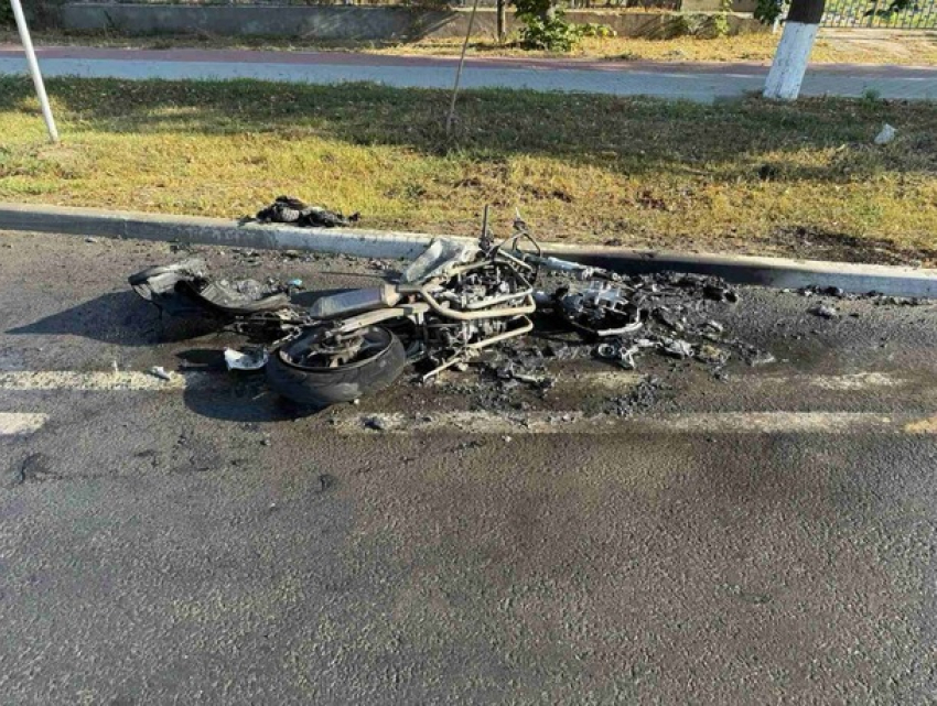 В Сынжерее мотоцикл вспыхнул после лобового удара: пострадали супруги