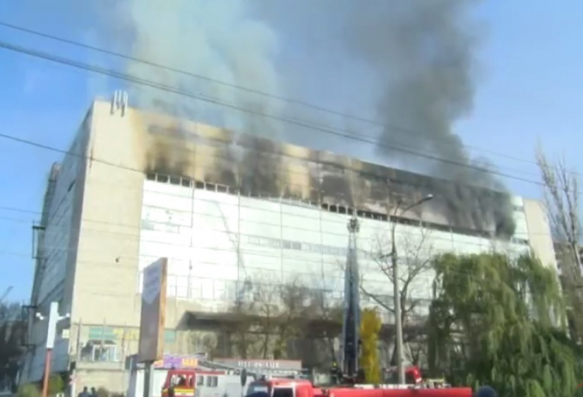 Пожар на Заводской разгорается все сильнее: здание может рухнуть