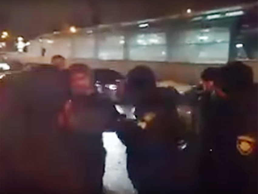 Массовая драка в Киеве: толпа необузданных цыган с дубинками напала на прохожих 