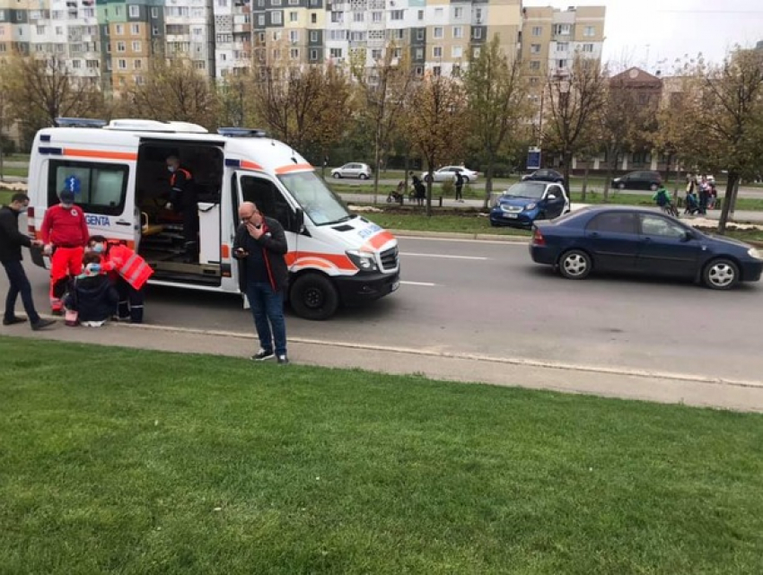 В Кишиневе автомобиль скатился с парковки и чуть не задавил женщину
