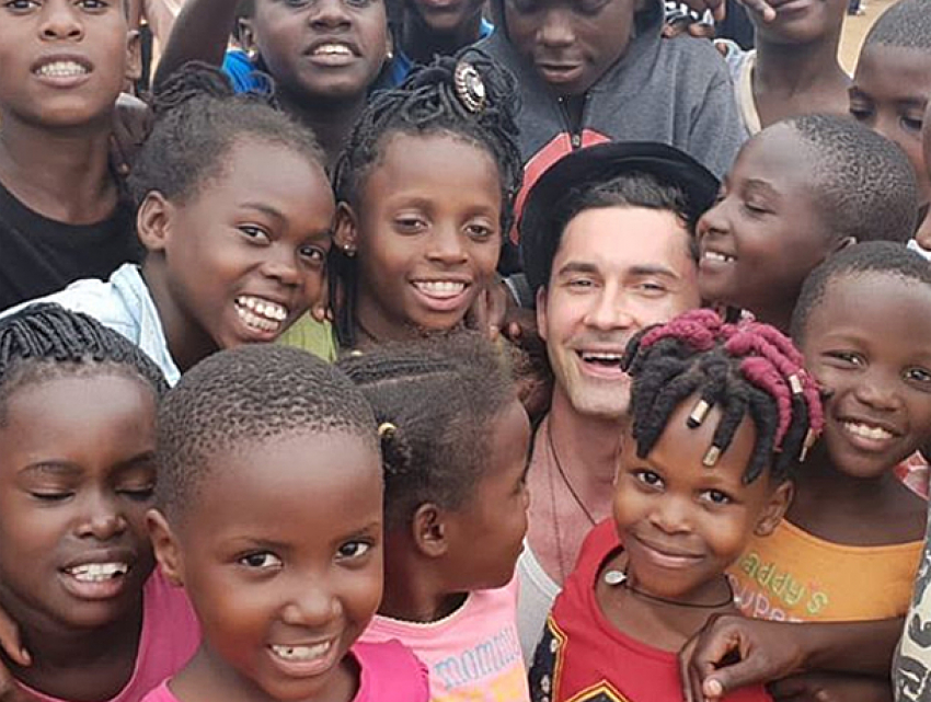 Популярный певец Дан Балан «усыновил» темнокожих детей в Африке