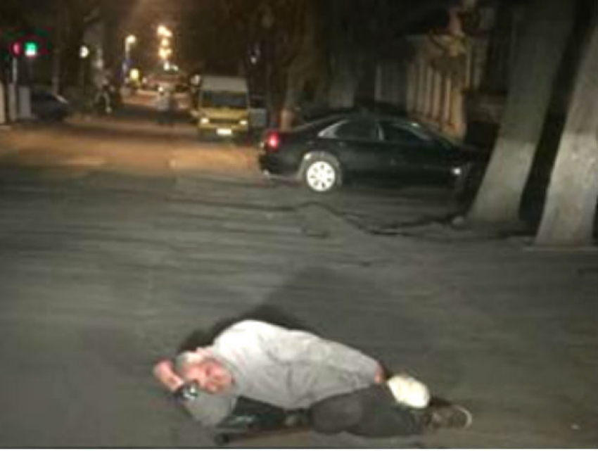 Избитого мужчину спас от гибели под колесами автомобиля житель Кишинева