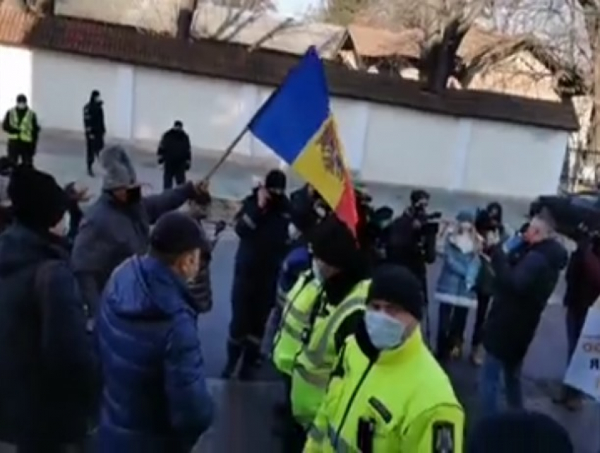 "Язык свиней". Прорумынские фашисты оскорбляют русских в Кишиневе, у здания КС