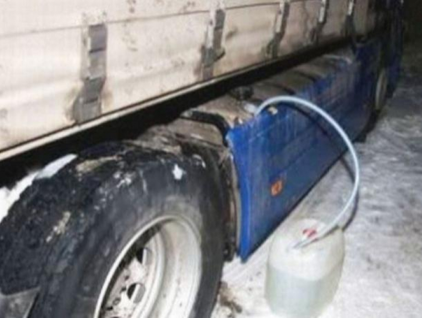 В Комрате воришки массово сливают топливо с грузовиков