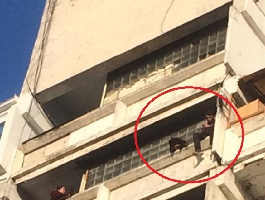 Смертельный прыжок с балкона многоэтажки на Рышкановке попытался совершить несовершеннолетний парень