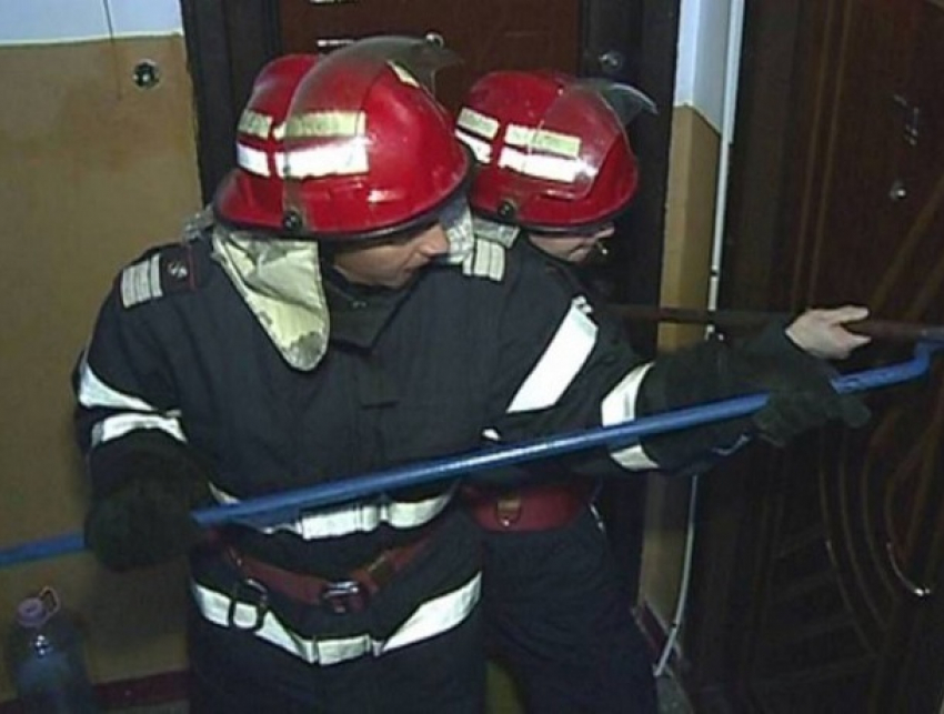 В Кишиневе пожарным и медикам поступил звонок о помощи из пустой квартиры