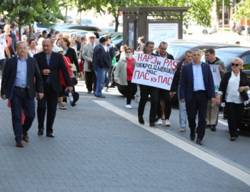 Коммунисты и Партия ШОР протестовали перед НАРЭ против подорожания энергоресурсов