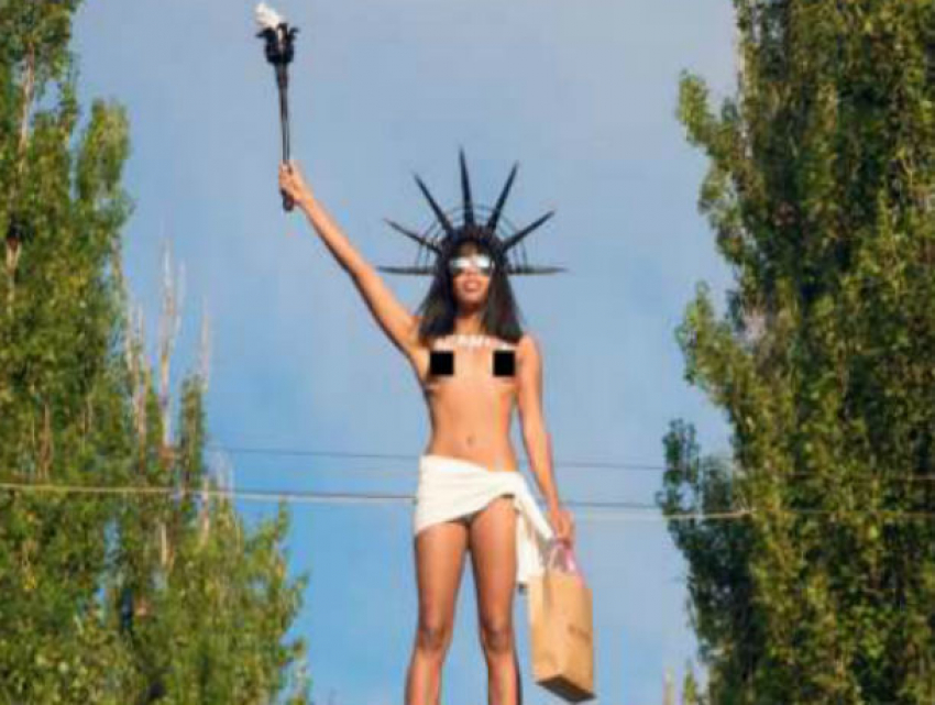 Активистка Femen с обнаженной грудью кидалась конфетами Порошенко с постамента памятника Ленину в Киеве
