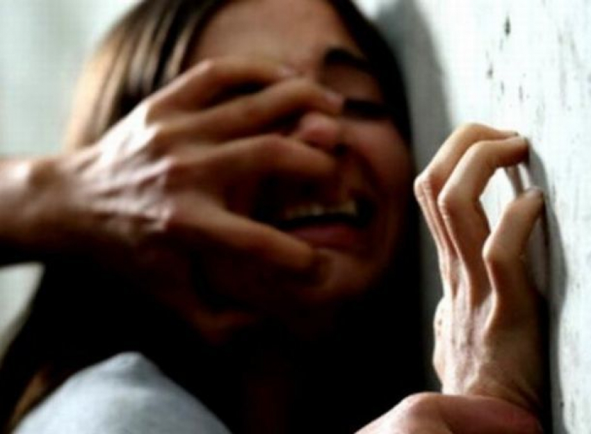 В Теленештах 42-летний мужчина изнасиловал 12-летнюю дочь своей сожительницы