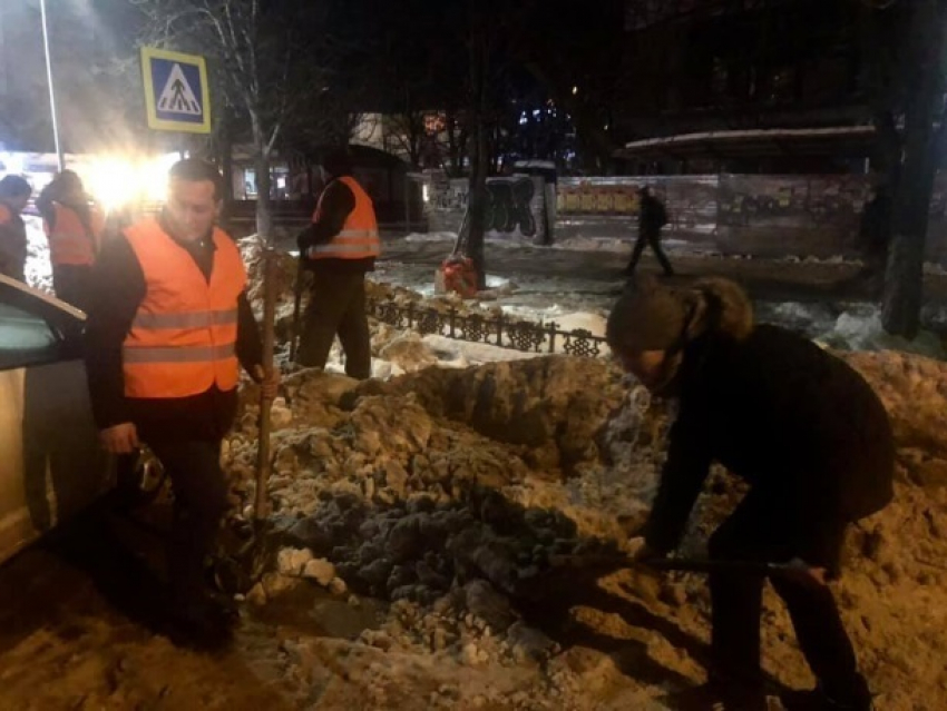 Руслан Кодряну взял лопату и отправился ночью убирать улицы Кишинева