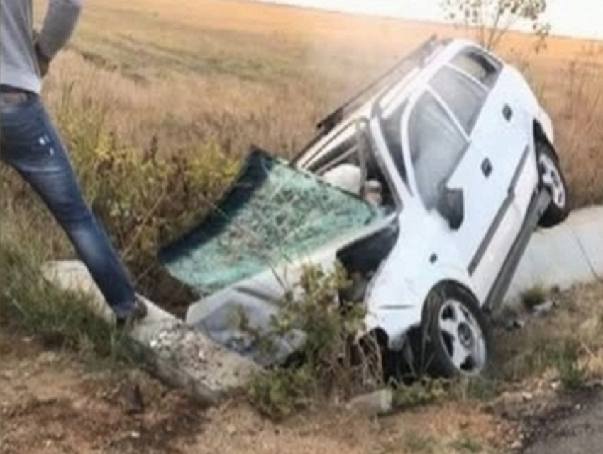 Женщины и мужчины погибли при ударе автомобиля о бетонное ограждение в Румынии