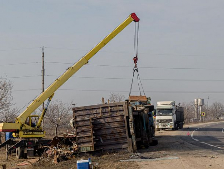 Грузовик с металлоломом перевернулся на опасном повороте в Рышканском районе