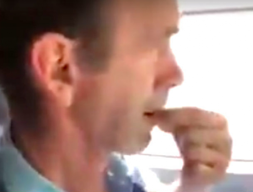 Опасно лузгающего семечки во время движения водителя столичной маршрутки сняли на видео