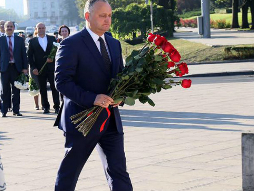 Президент в день праздника Limba Noastră возложил цветы к памятнику Штефану чел Маре и бюстам классиков молдавской литературы