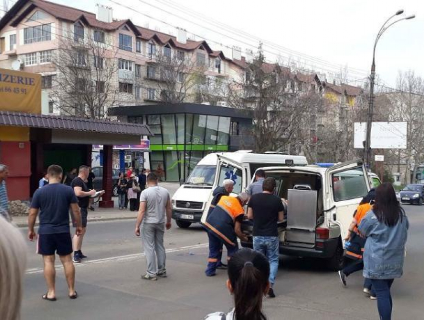 Медики отказались забирать женщину, пострадавшую под колесами авто в Кишиневе 