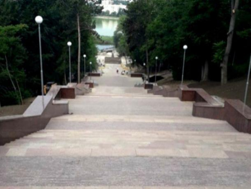 Завершены работы по реконструкции гранитной лестницы в парке «Валя Морилор"