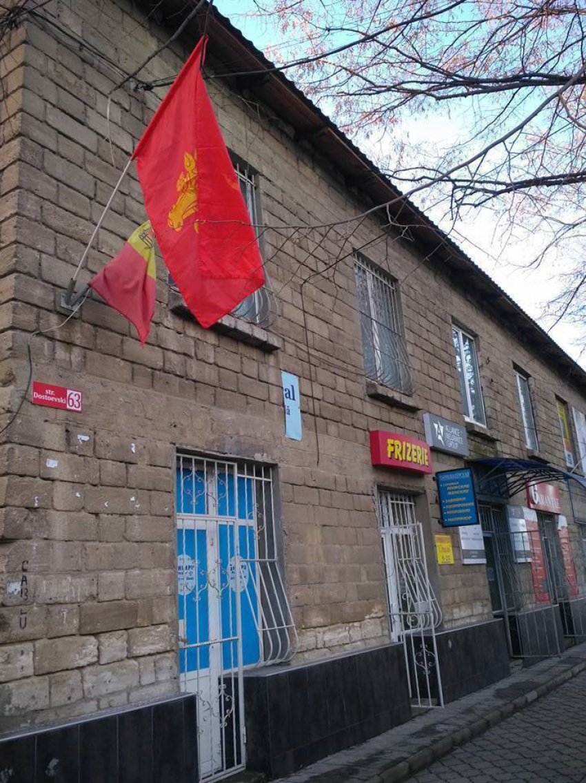 Знамя Штефана обосновалось и на офисе Либеральной партии в Бельцах